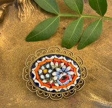 Încarcă imaginea în vizualizatorul Galerie, Brosa vintage din micromosaic - anii ‘70
