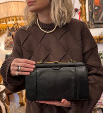 Încarcă imaginea în vizualizatorul Galerie, Poșetă vintage din piele de șarpe - anii ‘60
