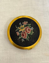 Încarcă imaginea în vizualizatorul Galerie, Pudrieră vintage cu goblen, cca. anii ‘50
