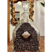 Încarcă imaginea în vizualizatorul Galerie, Sticla pentru whiskey din cristal si detalii din argint 925

