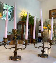 Încarcă imaginea în vizualizatorul Galerie, Set 2 sfesnice vintage din bronz - 1890
