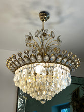 Încarcă imaginea în vizualizatorul Galerie, Candelabru vintage din bronz și cristale, cca. anii ‘70
