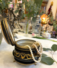 Încarcă imaginea în vizualizatorul Galerie, Casetă vintage pentru bijuterii - Limoges - decorată cu Aur 24K - anii 1930

