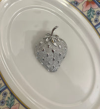 Încarcă imaginea în vizualizatorul Galerie, Broșă vintage &quot;Strawberry&quot; semnată Sarah Coventry, anii &#39;70
