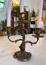 Încarcă imaginea în vizualizatorul Galerie, Set 2 sfesnice vintage din bronz - 1890
