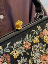 Încarcă imaginea în vizualizatorul Galerie, Geantă vintage goblen, cca. anii ‘50
