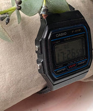 Încarcă imaginea în vizualizatorul Galerie, Ceas retro Casio
