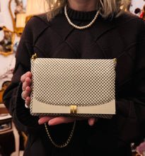 Încarcă imaginea în vizualizatorul Galerie, Poșetă vintage din mesh - anii ‘60
