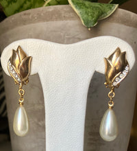 Încarcă imaginea în vizualizatorul Galerie, Cercei retro cu perla si cristale
