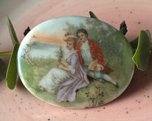 Încarcă imaginea în vizualizatorul Galerie, Brosa vintage anii ‘70 - Fragonard
