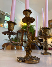 Încarcă imaginea în vizualizatorul Galerie, Set 2 sfesnice vintage din bronz - 1890

