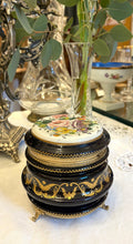 Încarcă imaginea în vizualizatorul Galerie, Casetă vintage pentru bijuterii - Limoges - decorată cu Aur 24K - anii 1930
