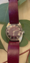 Încarcă și redă videoclipul în vizualizatorul Galerie, Ceas Invicta Burgundy Dial 17 Jewels
