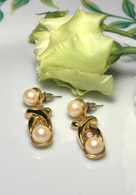 Încarcă imaginea în vizualizatorul Galerie, Cercei vintage cu perle

