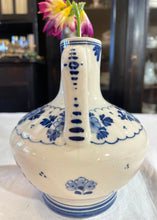 Încarcă imaginea în vizualizatorul Galerie, Vaza mini ceramica Delft
