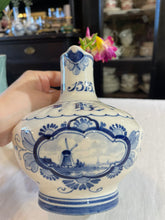 Încarcă imaginea în vizualizatorul Galerie, Vaza mini ceramica Delft
